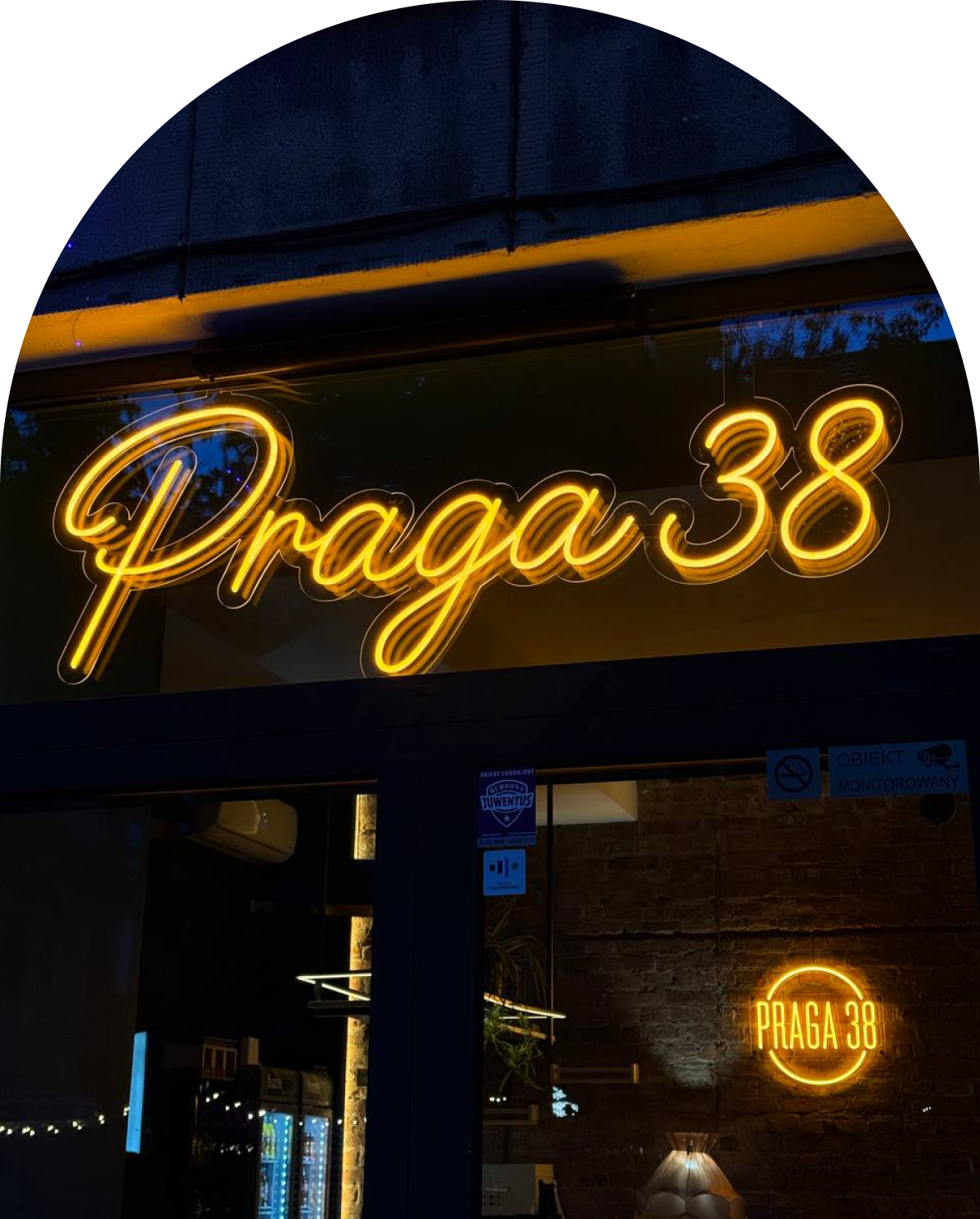 Neonowy szyld restauracji Praga 38
